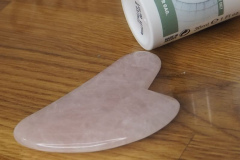 Séra můžeme zapracovat masáží GUA SHA